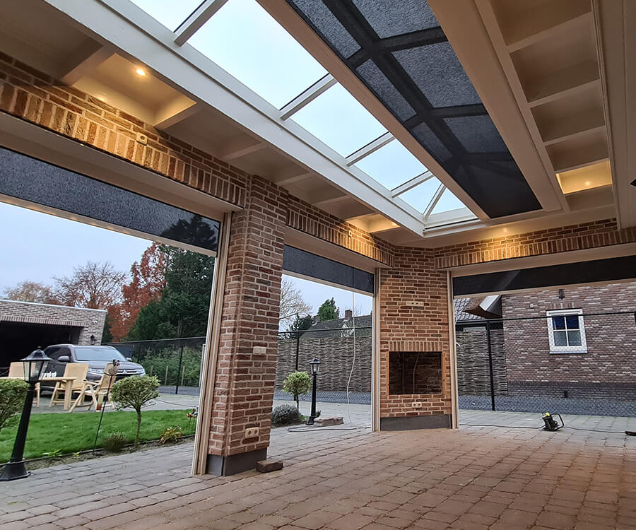 Stenen veranda met lichtstraat